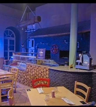arredo -vetrina  pub ristorante sedie, tavoli,