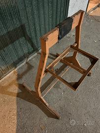 Cavalletto di sostegno motore nautico