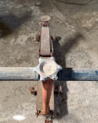 Cric sollevatore da officina