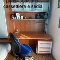 Scrivania con pensili, boiserie, cassettiera,sedia
