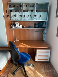 Scrivania con pensili, boiserie, cassettiera,sedia