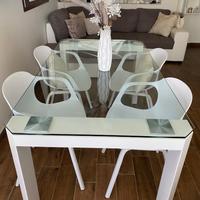 tavolo in vetro temperato con gambe in legno