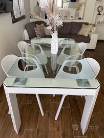 tavolo in vetro temperato con gambe in legno