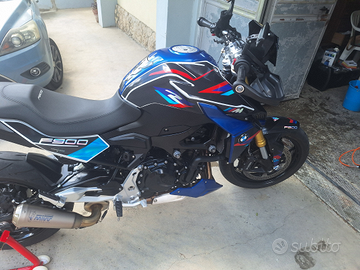 Bmw f 900 r sport con scarico e portatarga rizoma