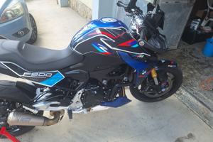 Bmw f 900 r sport con scarico e portatarga rizoma