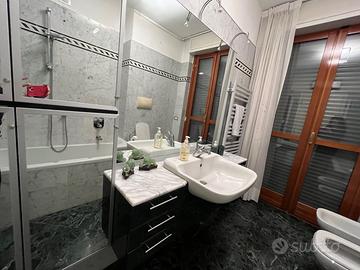 Mobile bagno con lavabo, specchio e colonna