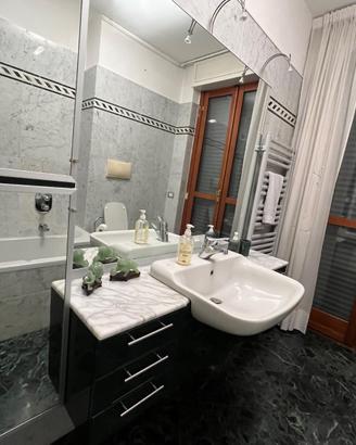 Mobile bagno con lavabo, specchio e colonna