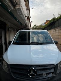 Autocarro Mercedes Vito