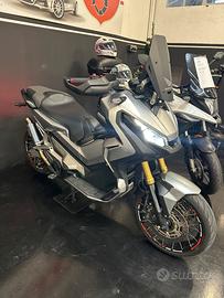 Honda X-ADV 750 con SCARICO