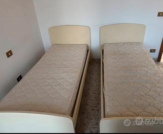 Due letti singoli + Comodino