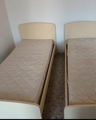 Due letti singoli + Comodino