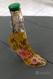 Scarpa con tacco vintage di liquore alle erbe