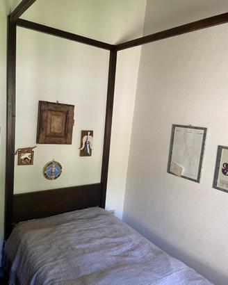 LETTO SINGOLO A BALDACCHINO, MATERASSO E COMODINO