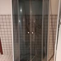 doccia completa di accessori 