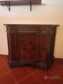 Credenza antica / Mobiletto sagomato