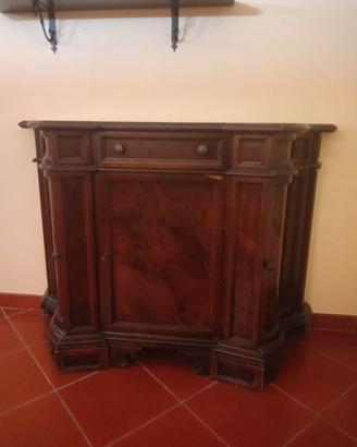 Credenza antica / Mobiletto sagomato