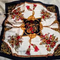 Elegante foulard di seta con fiori