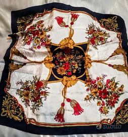 Elegante foulard di seta con fiori