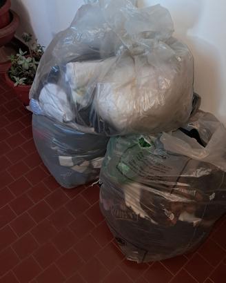 Lotto 100+ pezzi di abbigliamento Nuovi e Usati 