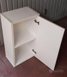 mobiletto a un anta .in legno, di colore bianco 