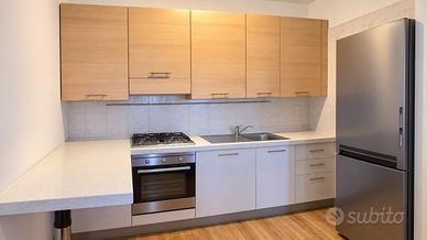 Cucina con penisola ed elettrodomestici