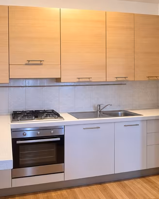 Cucina con penisola ed elettrodomestici