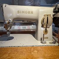 Macchina da cucire Singer con mobile