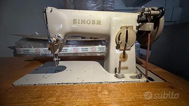 Macchina da cucire Singer con mobile