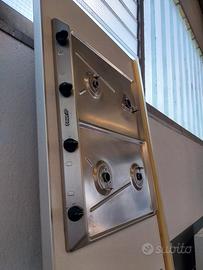 piano cottura, più lavello.