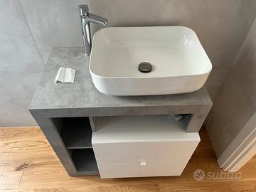 Mobile con lavabo e specchio