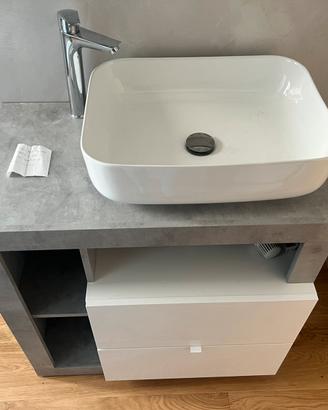 Mobile con lavabo e specchio