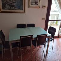 Tavolo con sedie 