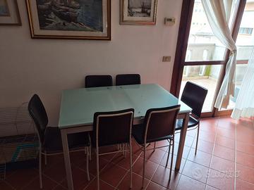 Tavolo con sedie 