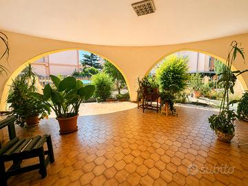 Semindipendente con ampio giardino privato e box
