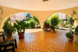 Semindipendente con ampio giardino privato e box