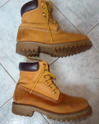 Scarponcii unisex marca U.S. Polo Assn.
Misura 36