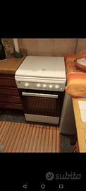 Piano cottura con forno e divano