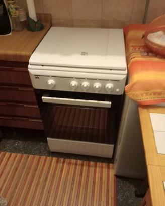 Piano cottura con forno e divano