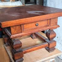 Tavolino in legno massello di noce con cassetto 