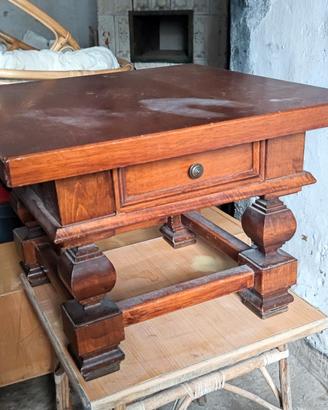 Tavolino in legno massello di noce con cassetto 