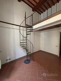 Scala da interno in ferro battuto