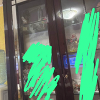 parete attrezzata,tavolo con sedie e vetrina