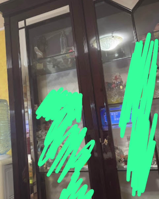 parete attrezzata,tavolo con sedie e vetrina