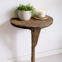 Antico sgabello da mungitura primitivo in legno