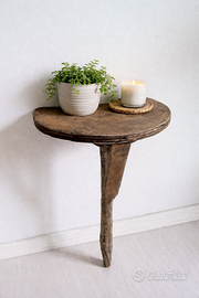 Antico sgabello da mungitura primitivo in legno