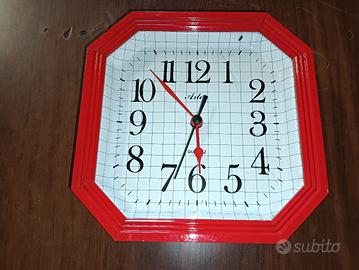 orologio da parete rosso in legno 