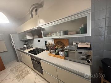 Cucina con elettrodomestici