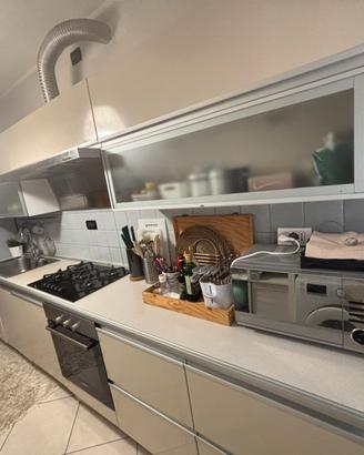 Cucina con elettrodomestici