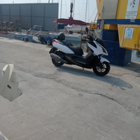 Kymco Downtown 125i con graffi da caduta