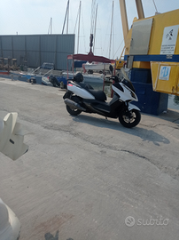 Kymco Downtown 125i con graffi da caduta